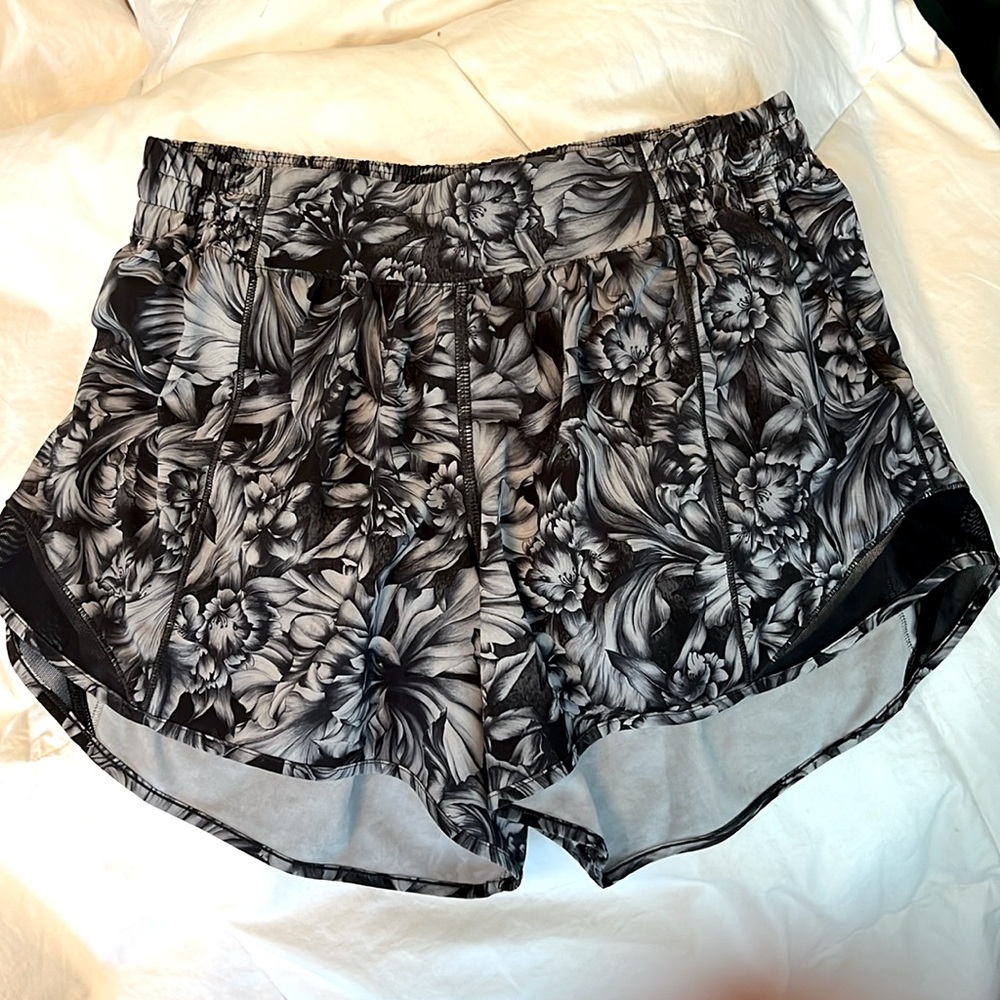 Lululemon shorts size 6?